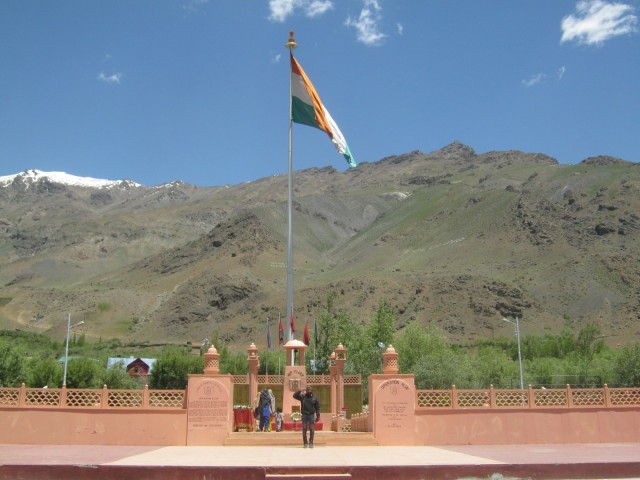 indian flag at kargil to ladakh on bike